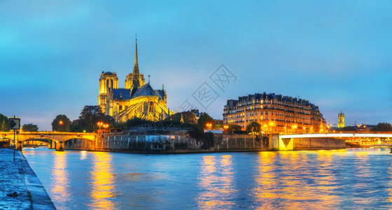 巴黎圣母院水外部的夜间巴黎大教堂全景圣母修女会图片