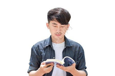 年轻的教科书学生年轻亚洲人读一本孤立于白人背景的书图片