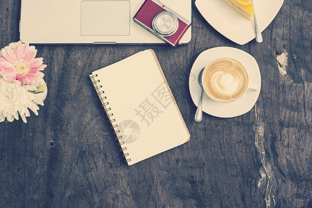 木头咖啡带笔记本电脑的空白笔记本和木板上的笔古老音调日历图片