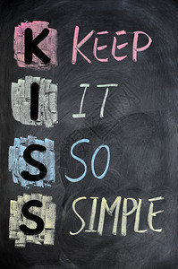 KISS缩略语以黑板上彩色粉笔写成木制的红色浪漫图片