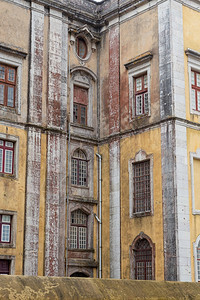 结构体石古旧的风化房屋黄墙有窗户石膏图片