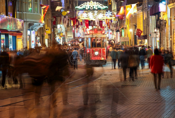 相似的咖啡店伊斯坦布尔晚上行人Istiklal街许多无法辨认的人看到类似视频在我投资组合中城市图片