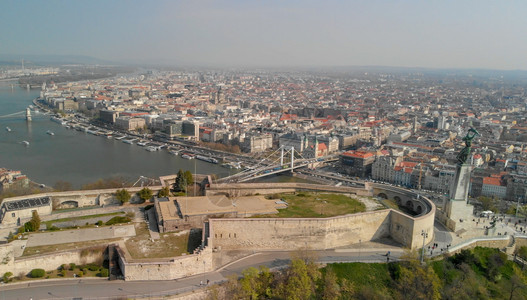 河欧洲的布达佩斯天线和城市堡的空中视图桥图片