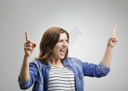 一个手举起的成功女人片场肖像成功30多岁情感图片
