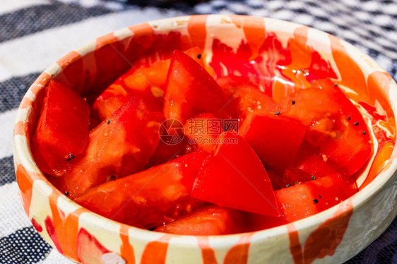 番茄传统生锈碗紧闭切碎西红柿被孤立切丁新鲜的图片