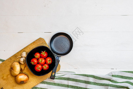 新鲜的复制意大利食成分樱桃番茄和烹饪香料晚餐图片