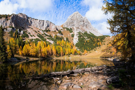 秋季高山下的湖泊风光图片