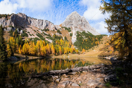 秋季高山下的湖泊风光图片