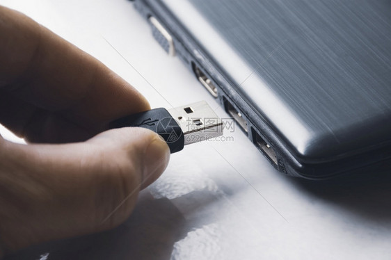 连接器快速地手指动插入USB通用串行总线A型30版连接到笔记本电脑的端口图片