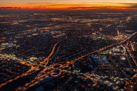 天线日落曼哈顿夜间从纽约的飞机上对进行空中观察图片