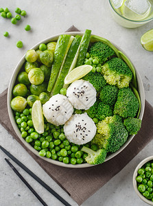 米酵菌酸绿色沙拉加大米和蔬菜沙拉加柠檬黄瓜豆子和花椰菜白饭晚餐