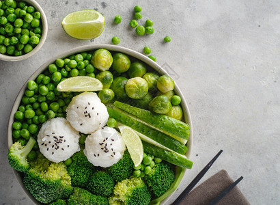 绿色蔬菜和饭团图片