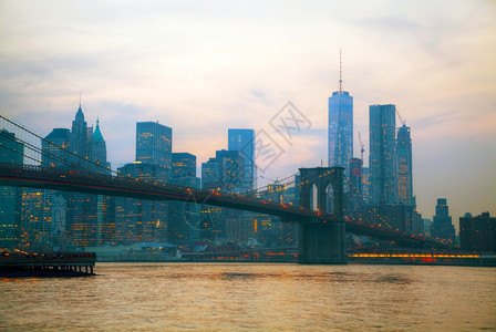 纽约市日落时布鲁克林桥概览纽约吸引力黄昏建造图片