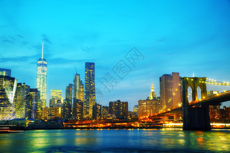 纽约市日落时布鲁克林桥概览纽约夜晚新的美国图片