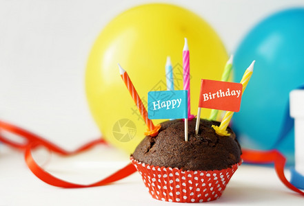 生日派对卡片快乐巧克力蛋糕五支蜡烛和彩色气球在背景上孩子们纸杯蛋糕红色的图片