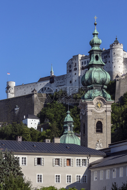 奥地利萨尔茨堡市之上的Hohensalzburb城堡旧阿尔茨塔特拥有卑斯山以北最受保护的城市中心之一它被列为教科文组织的世界遗产图片