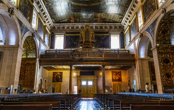 会士柱子里面18世纪在葡萄牙里斯本BairroAlto的圣罗克会教堂内合唱团画廊安装的Baroque管风琴图片