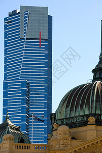 Flinders街火车站的圆顶和强大Eureka塔在背景中正面结构体天图片