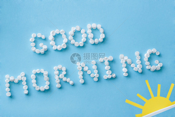 问候笔记棉花糖和蓝色背景下太阳升起的图象中早安之音食物图片