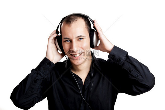 声音的一位年轻人用耳机听音乐的肖像青年时髦图片