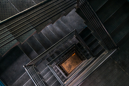 黑暗的白色从顶部平面钢楼梯视图涡轮图片