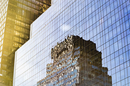 在玻璃墙窗上反射的现代建筑造当的反思图片