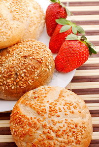食物糕点早餐吃芝麻面包和草莓风景顶端烘烤的图片