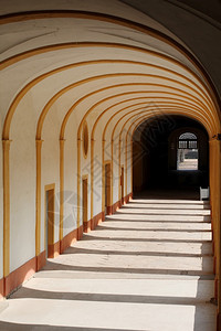 罗马的外部拱门法国伯根迪的克莱尼修道院图片