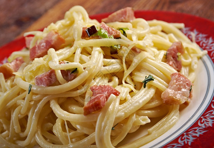 起司西里自制意大利面条含火腿的意大利面条碗桌子图片