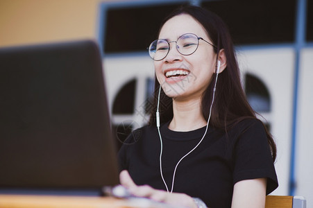 由电脑笔记本制作的亚洲妇女电视会议新常态视频呼吁社会不和聊天自由职业者技术图片