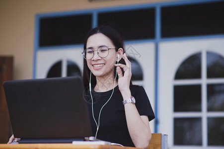 在线的人们由电脑笔记本制作的亚洲妇女电视会议新常态视频呼吁社会不和的图片