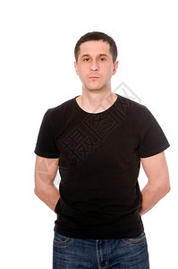 肌肉发达身穿黑色T恤衫的中年男子在白色背景上被孤立时髦现代的图片