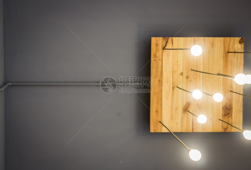 电的挂在天花板上旧灯泡光库存照片抽象的黑暗图片