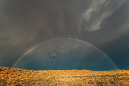 自然南非卡拉哈里沙漠的暴雨天空中彩虹多的景观南部非洲图片