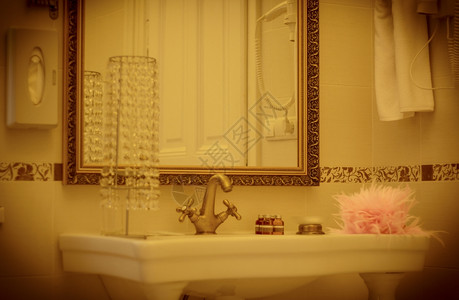 下沉昂贵的陶瓷制品优雅浴室回溯效果的洗手盆图片