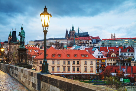 普拉哈斯基大教堂清晨捷克旧布拉格的概览见附件图片