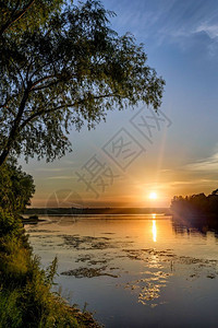 太阳红色的乌克兰基辅Dnieper河上日落一个温暖的夏夜瓜拉纳皮图片