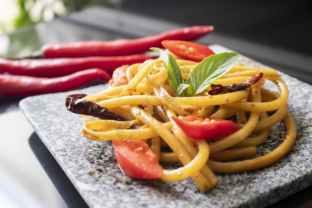 橄榄紧贴的意大利面条和石锅上辣椒亚洲一顿饭图片