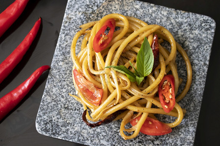 石锅上加辣椒的意大利面条传统的红色奥利图片