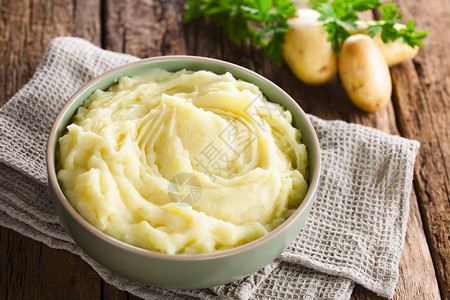自然碗中新鲜制奶油土豆泥有选择的焦点重注意马铃薯纯净新鲜奶油玉米面盘子新鲜的图片