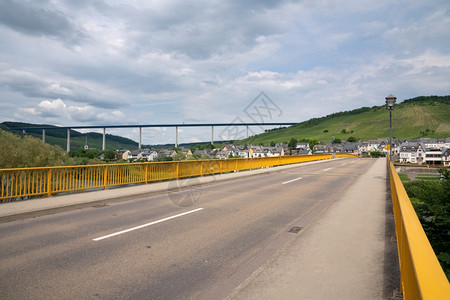 建筑学在德国泽尔廷根附近穿越摩塞勒河的桥梁建成户外图片