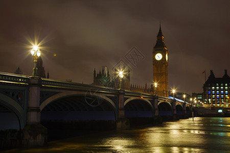 吸引力夜晚英国的威斯敏特桥和伦敦大本塔图片