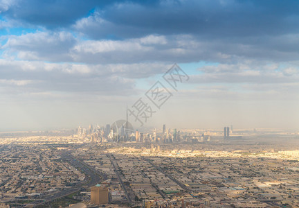 直升机黄昏日落迪拜市地下天线从空中向下迪拜市地平线从空中向上图片