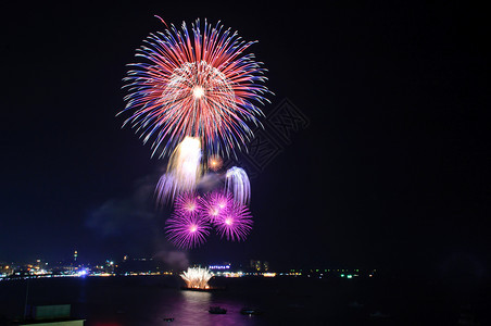 庆祝芭堤雅火美丽的烟花在泰国巴塔亚海滩爆炸图片