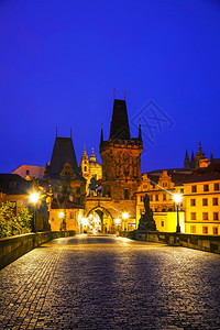 日落后在布拉格有查尔斯桥的老城伏塔瓦河地标镇图片