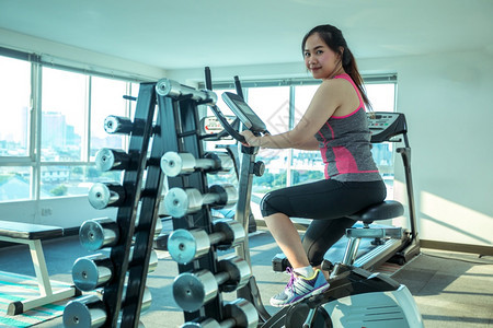 健身房在健身体育馆运动的年青亚洲女锻炼图片