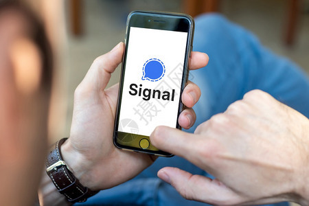 六月安塔利亚土耳其20年6月8日智能电话显示信号私人使App标志应用程序屏幕图片