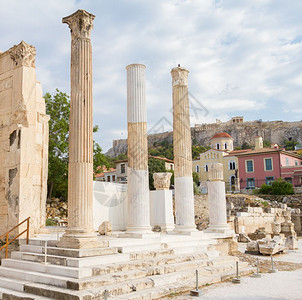 哈德良人建筑学旅行在希腊背景下的哈德里安斯柯普图书馆和雅典卫城图片