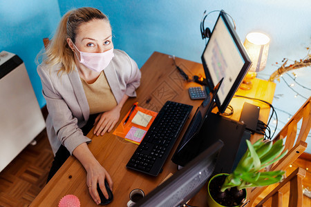 患病的状态在生物检疫期间妇女在家中远程工作在生理检疫期间电脑图片