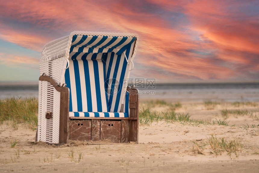 旅行德国北弗里西亚Amrum海岸线的滩椅德国北弗里斯亚天夏令图片